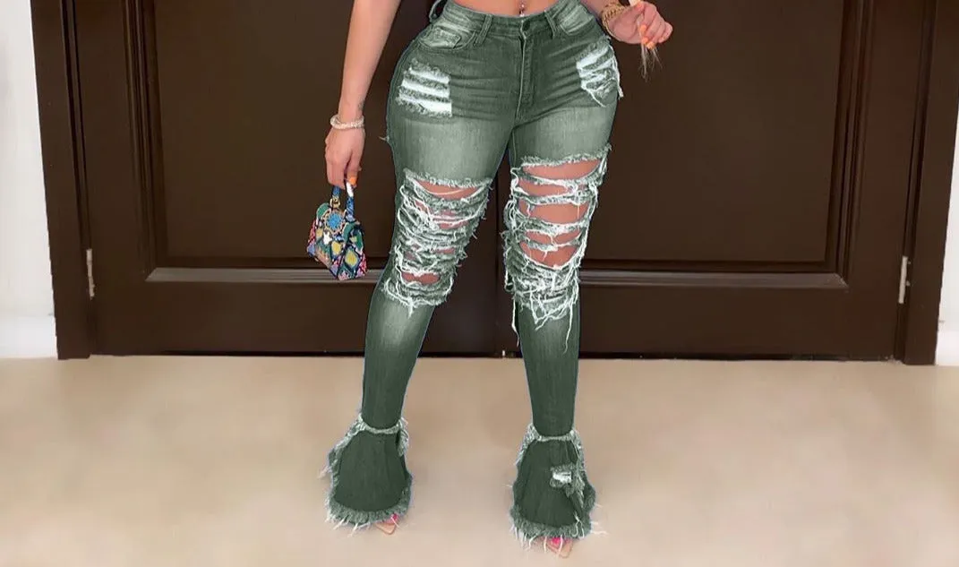 Classic jeans with fringed holes